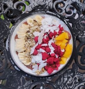 Raspberry and Peach Green Smoothie Bowl